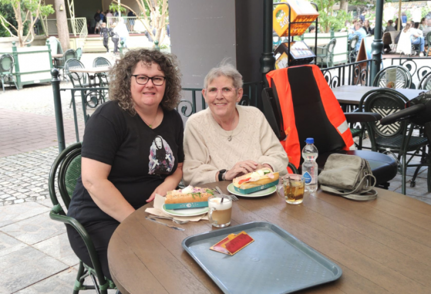 Christel en mevrouw Basters op het terras.png